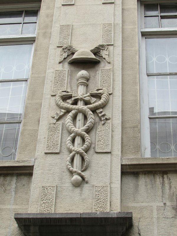 À la découverte des trésors médicaux de Paris : les grandes pharmacies